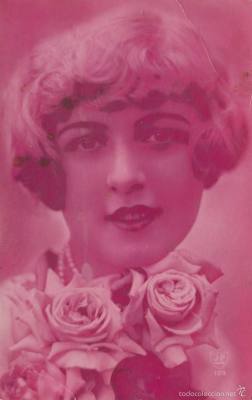 mujer coloreada en rosa